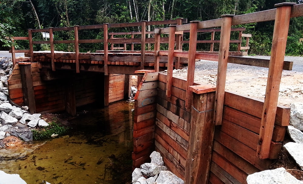 Réalisation d’un pont en bois secteur de Wayabo